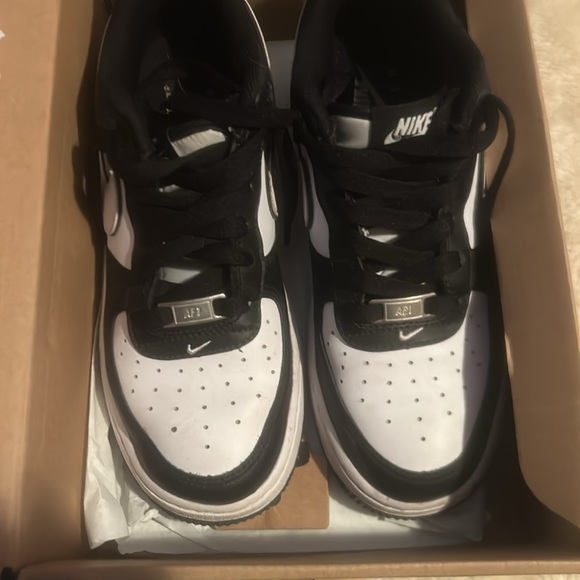 Black/White air forces not too worn 7y big kids = 8.5 in woman’s - Picture 4 of 4